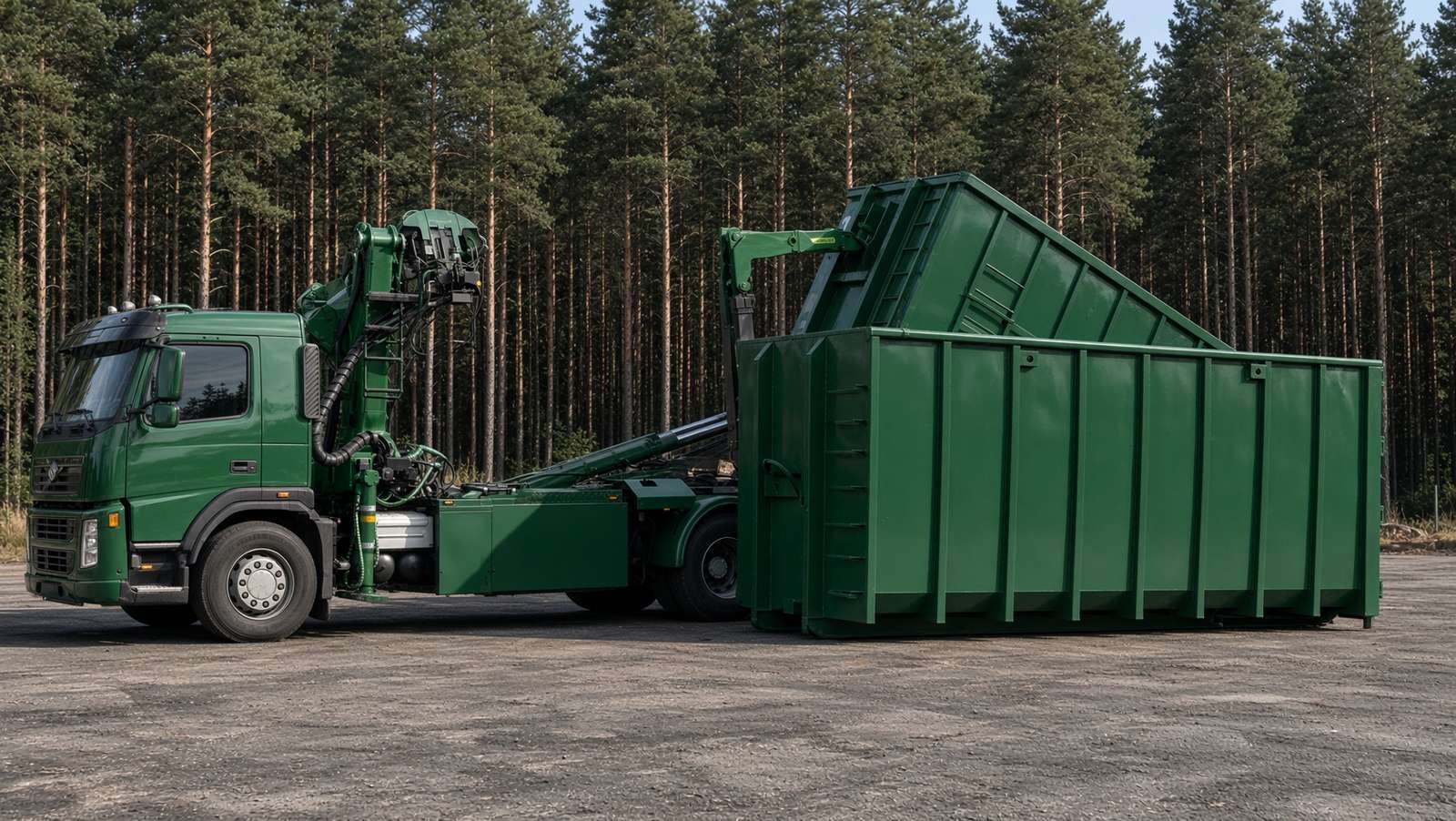 Kraanaauto paigaldab rohelist konteinerit platsile.