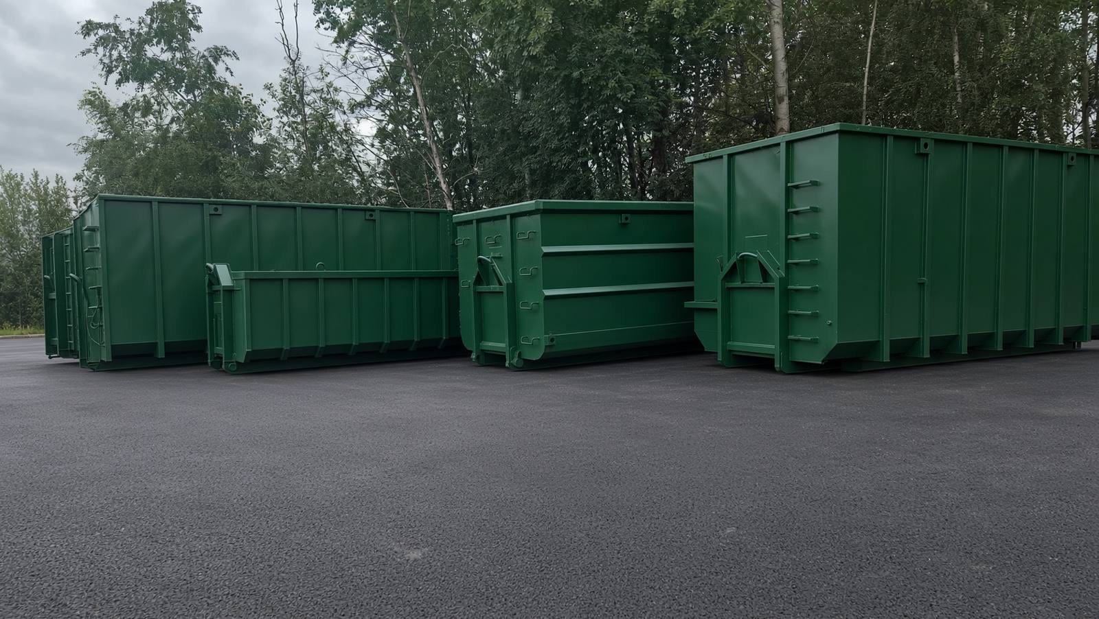 Eri suurusega rohelised konteinerid platsil.