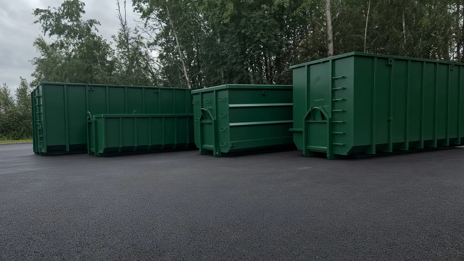 Контейнеры разных размеров для сбора древесных отходов.