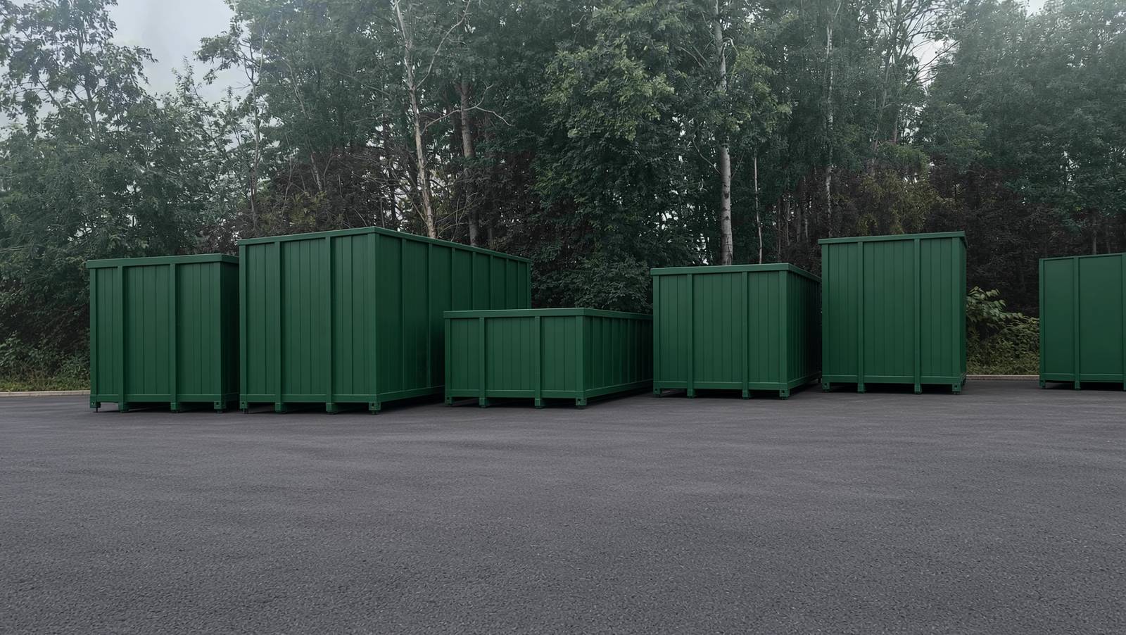 Зелёные контейнеры разного размера для перевозки древесного материала.