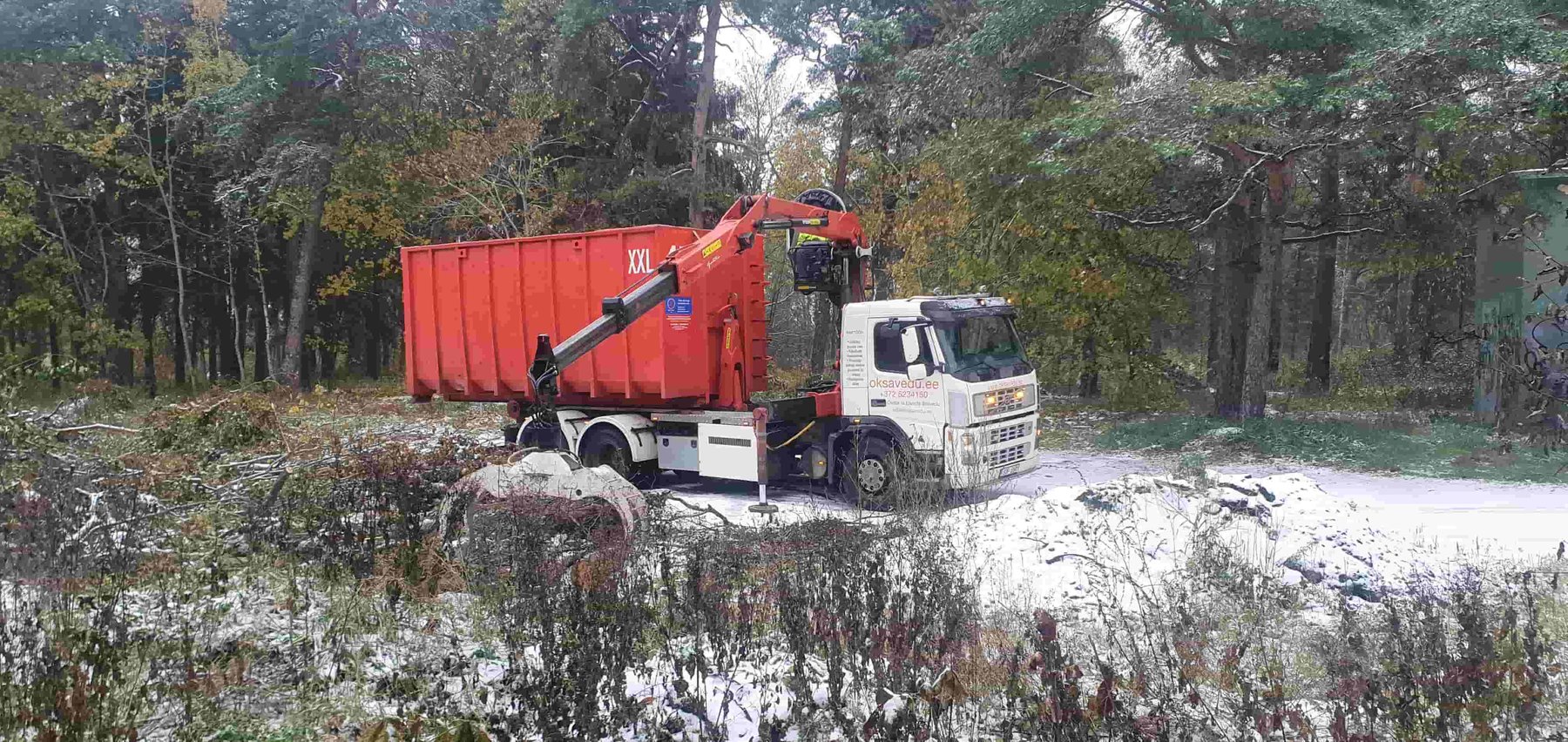 Raiejäätmete äravedu greiferiga kraanaautoga